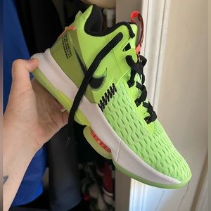 Nike LeBron "Grinch"  Witness 5 Basketball Shoes Lime Glow